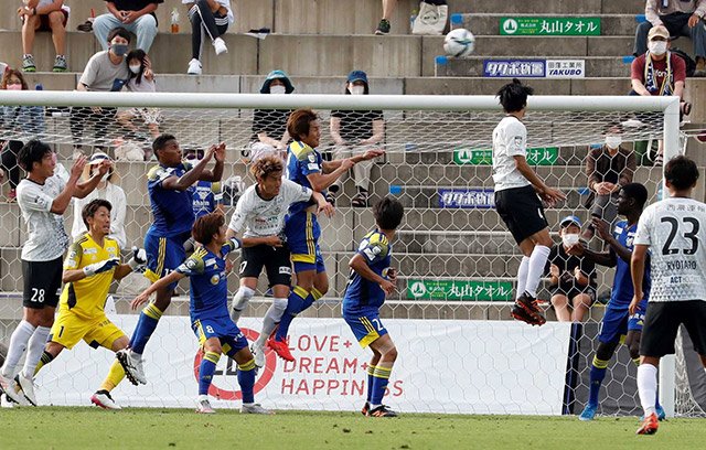 今治×ＦＣ岐阜＝後半、相手ゴール前で競り合うＦＣ岐阜の選手ら＝ありがとうサービス夢スタジアム
