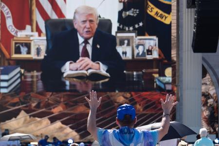 　１７日、米ワシントンで開かれた宗教イベントで流されたトランプ大統領のビデオメッセージ（ＡＰ＝共同）