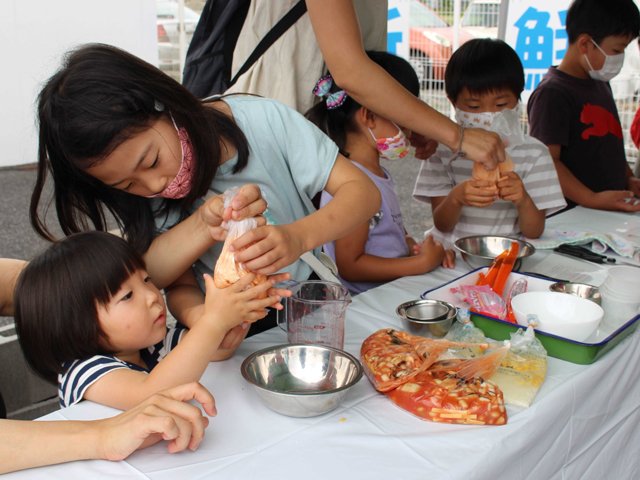 パッククッキングに挑戦する子どもら＝安八郡神戸町丈六道、レンタルルーム「太陽キューヴ」