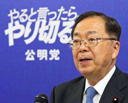 　記者会見で参院選の公約を発表する公明党の斉藤代表＝６日午後、国会