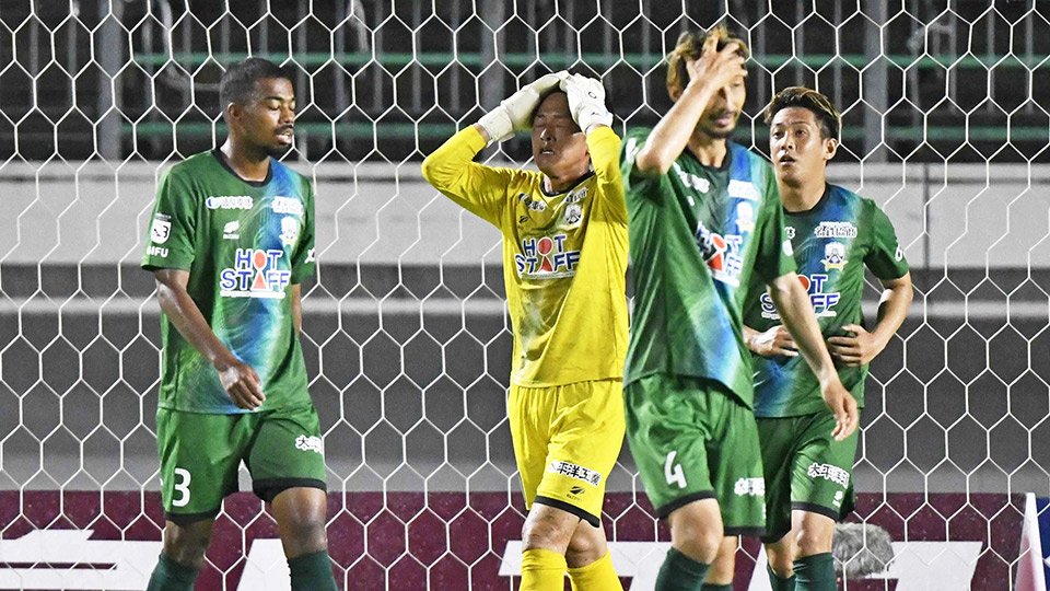 ＦＣ岐阜×今治＝後半１２分、３点目を奪われ厳しい表情を見せる岐阜のＧＫ松本拓（左から２人目）＝長良川競技場