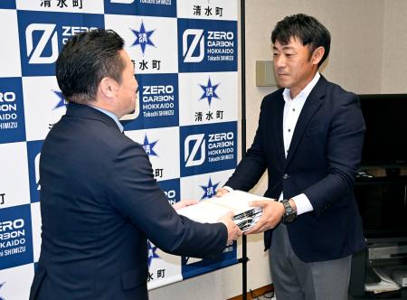 　町名を「十勝清水町」に変更する賛否を問うための住民投票条例案の制定を辻康裕町長（左）に直接請求する有志団体の宮川司代表＝１９日午前、北海道清水町