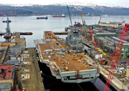 　ロシア北西部ムルマンスクの造船所で改修中の空母「アドミラル・クズネツォフ」＝２０２２年５月（タス＝共同）