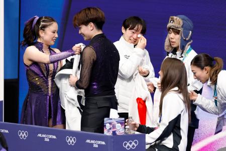 　団体アイスダンス・ＲＤの演技を終えた吉田唄菜（左端）、森田真沙也組を前に涙ぐむ鍵山優真（左から３人目）＝ミラノ（共同）