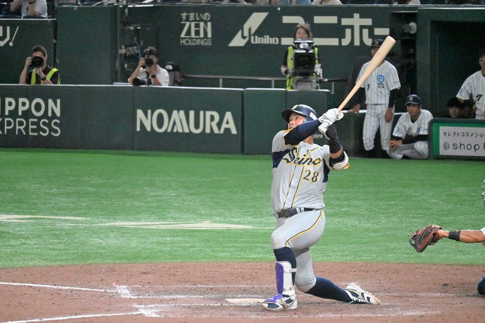 西濃運輸×ＮＴＴ西日本＝延長タイブレーク十一回表　西濃運輸２死、野崎が満塁弾を放った＝東京ドーム