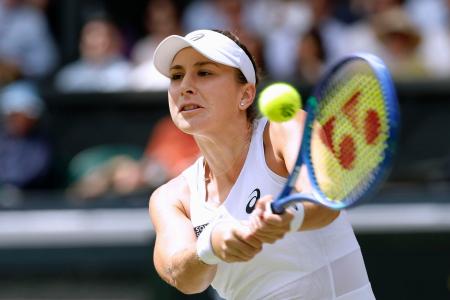 　女子シングルス準々決勝でプレーするベリンダ・ベンチッチ＝ウィンブルドン（共同）