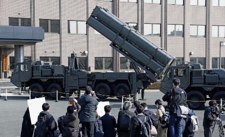 　陸自健軍駐屯地に展示された長射程ミサイルの発射機などの装備品＝３月、熊本市
