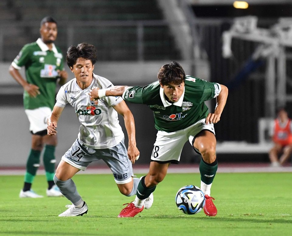 ＦＣ岐阜×長野＝後半、相手からボールを奪い、前を向くＦＣ岐阜のＦＷ田中＝長良川競技場