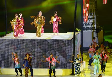 閉会式で披露された「マツケンサンバ２」＝４日、パロマ瑞穂スタジアム