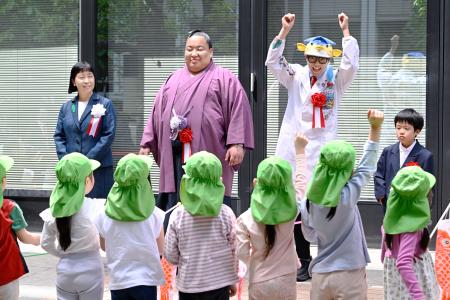 　こいのぼりの掲揚式に参加した（奥左から）こども家庭庁の渡辺由美子長官、大相撲の出羽ノ龍関、魚類学者でタレントのさかなクン＝２０日午前、東京・霞が関