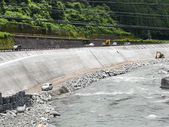 道路の土台となるコンクリート擁壁の打設が完了し、舗装などが行われている現在の国道４１号