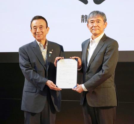 　連携協定を締結した静岡県の鈴木康友知事（左）と「ウーブン・バイ・トヨタ」の隈部肇ＣＥＯ＝３日午後、静岡県裾野市