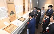 「岐阜城と織田信長」展で信長公ら歴代城主の肖像画を見学する来館者＝８日午前、岐阜市大宮町、市歴史博物館（撮影・堀尚人）