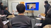 　アニメ産業の海外進出に向けたワークショップで専門家の話を聞く参加者ら＝２月、東京都新宿区（グローバル・アニメ・チャレンジ運営事務局提供）