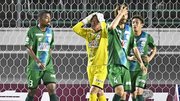 ＦＣ岐阜×今治＝後半１２分、３点目を奪われ厳しい表情を見せる岐阜のＧＫ松本拓（左から２人目）＝長良川競技場