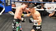 ４回、右ボディを打ち込む田中恒成（右）＝後楽園ホール