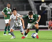 ＦＣ岐阜×長野＝後半、相手からボールを奪い、前を向くＦＣ岐阜のＦＷ田中＝長良川競技場