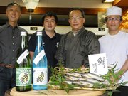 ＦＣ岐阜ラベルの「応援セット」を販売する各店店主とＦＣ岐阜スタッフ＝岐阜市長良、樽綱本店