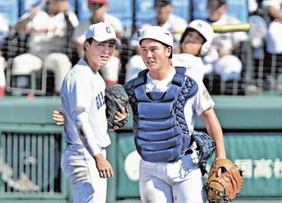 ５回表、マウンドで言葉を交わす小鎗稜也捕手（右）とエース柴田蒼亮投手＝２１日午前９時２分、兵庫県西宮市、甲子園球場（撮影・堀尚人）
