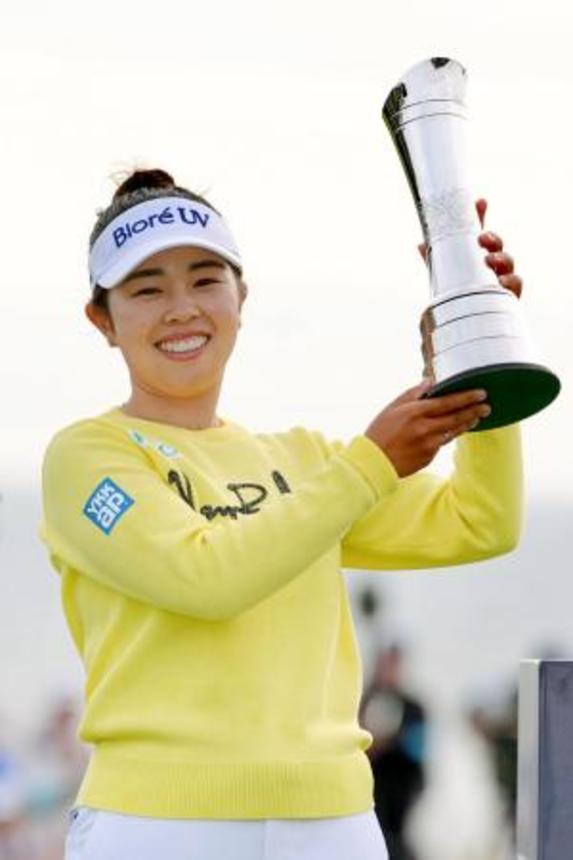 　ゴルフのＡＩＧ全英女子オープンを制し、トロフィーを掲げる山下美夢有＝３日、英西部ウェールズのロイヤルポースコールＧＣ（共同）