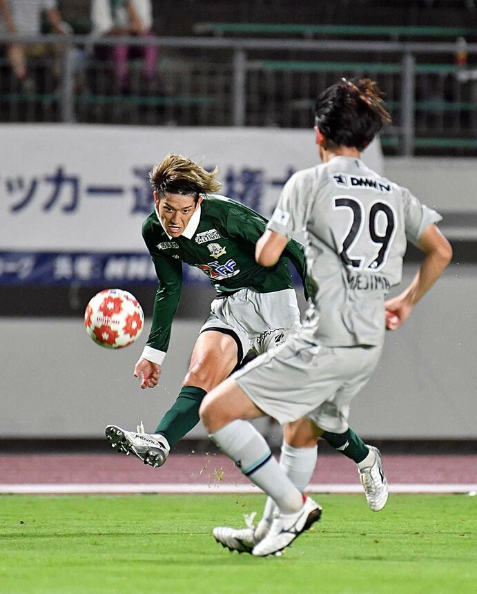 ＦＣ岐阜×福岡＝後半、クロスを送るＦＣ岐阜のＭＦ松本歩＝長良川競技場