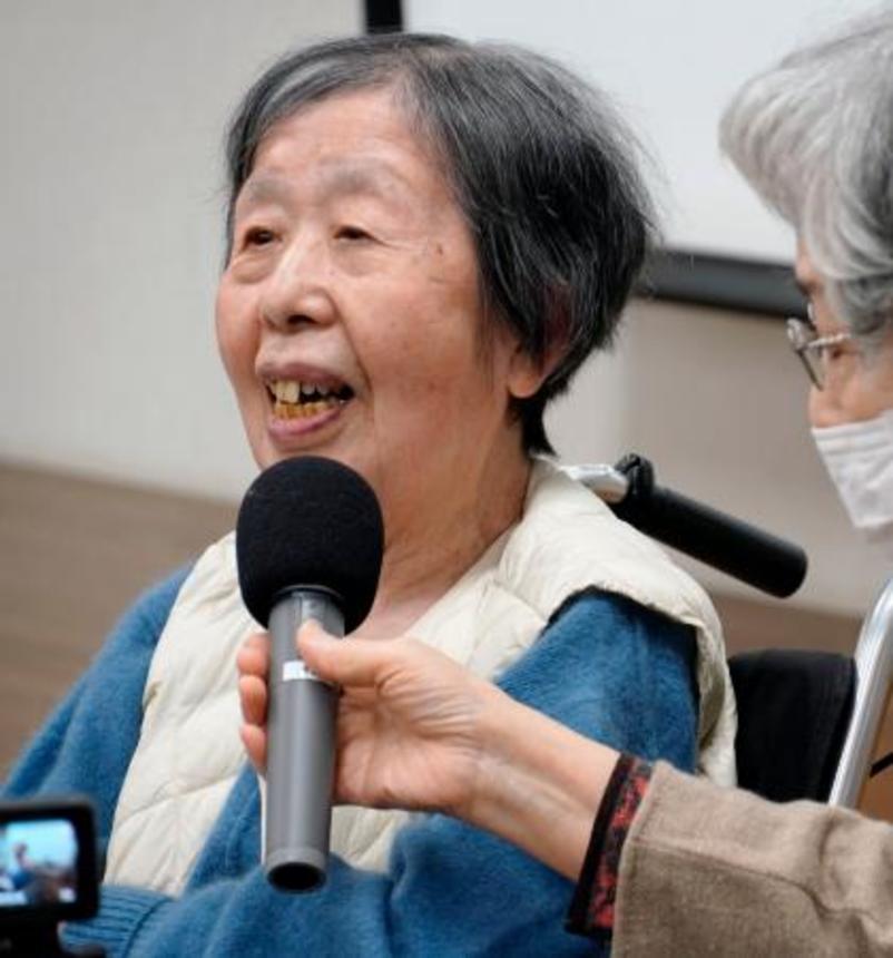 　紙芝居の上演会に参加した松谷英子さん＝１３日午前、長崎市