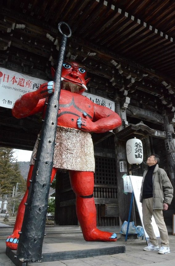 節分を前にお目見えした高さ約４メートルの赤鬼＝揖斐川町谷汲徳積、谷汲山華厳寺仁王門前