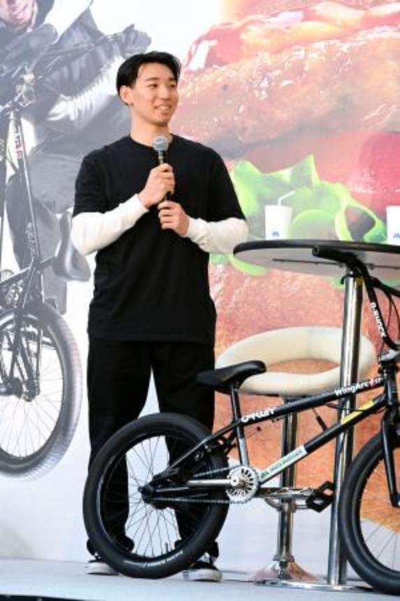 　モスフードサービスとのパートナー契約を結び、関連イベントに参加したＢＭＸフリースタイル・パーク男子の中村輪夢＝２６日、東京都港区