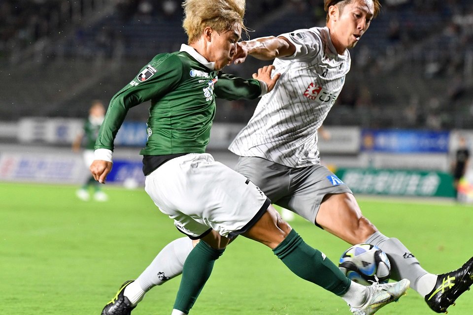 ＦＣ岐阜×鳥取＝前半、クロスを上げるＦＣ岐阜のＭＦ村田＝長良川競技場