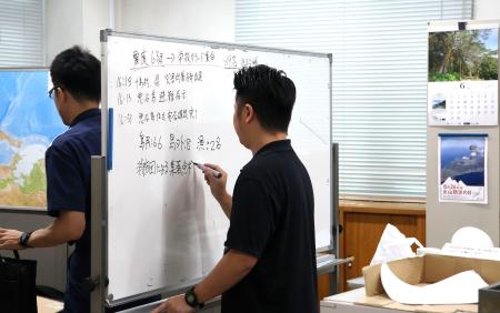 　鹿児島市にある十島村役場で対応に当たる職員＝３日午後４時５７分