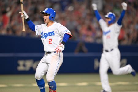 　９回中日２死満塁、サヨナラの押し出し四球を選び、喜ぶ田中。右は万歳して生還する三走石川昂＝バンテリンドーム