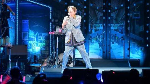 熱唱する近藤真彦さん＝岐阜市美江寺町、ぎふしんフォーラム