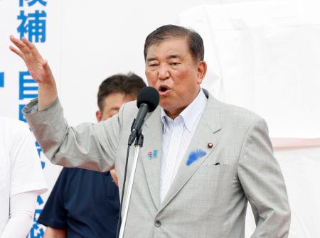 　街頭演説する自民党総裁の石破首相＝１３日午後、熊本県菊池市