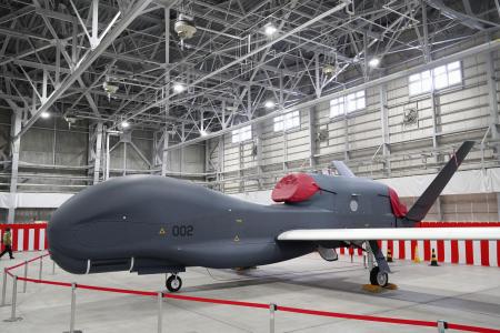 　航空自衛隊三沢基地で報道陣に公開された無人偵察機グローバルホーク＝２０２３年１月、青森県三沢市