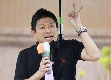 　街頭演説する参政党の神谷代表＝１７日、滋賀県米原市