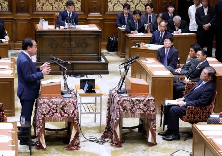 　党首討論で石破首相（手前右）に質問する立憲民主党の野田代表＝１１日午後、国会