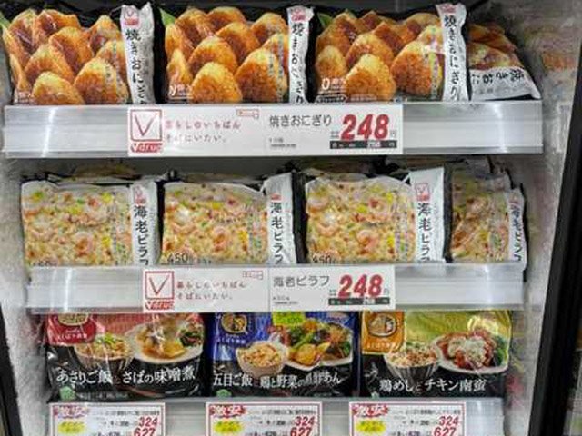 店頭に並ぶＶチェックの冷凍食品＝名古屋市北区、Ｖドラッグ金城店