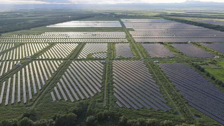 　大規模太陽光発電所（メガソーラー）＝２０２５年８月、北海道釧路町