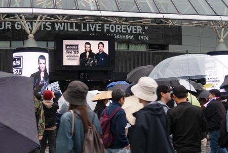 　ロックバンド「オアシス」の公演を前ににぎわう東京ドーム＝２５日午後、東京都文京区