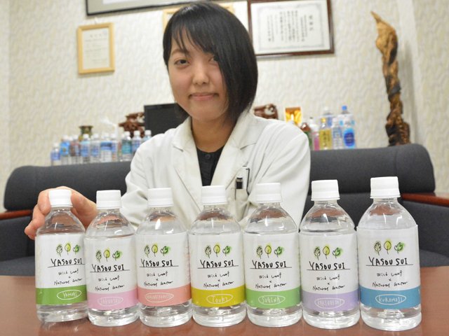 旧春日村の野草の抽出エキスをブレンドした新商品「ＹＡＳＯＵＳＵＩ（野草水）」＝関市洞戸栗原、奥長良川名水