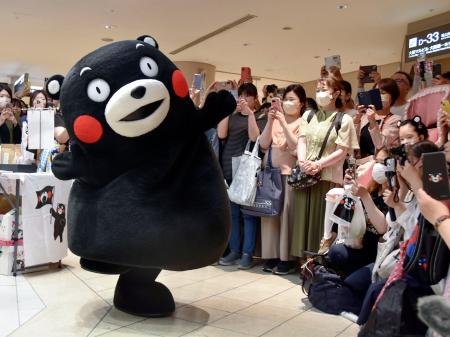 　大阪・梅田で熊本県の特産品をＰＲする「くまモン」＝４日午後