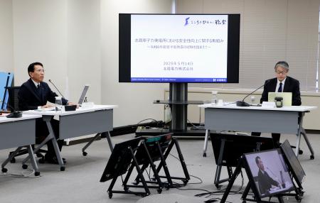 　意見交換する原子力規制委の山中伸介委員長（右）と北陸電力の松田光司社長（左）＝１４日午後、東京都港区