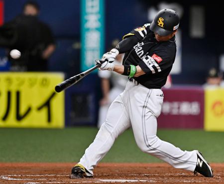 　３回ソフトバンク１死、近藤が右越えに先制の満塁本塁打を放つ＝京セラドーム