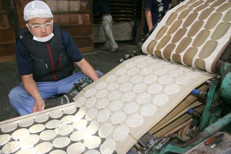 　いけだ屋が製造する「草加せんべい」の生地＝４日、埼玉県草加市