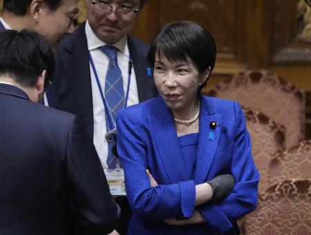 　参院予算委の集中審議が休憩に入り、委員らと言葉を交わす高市早苗首相＝２５日