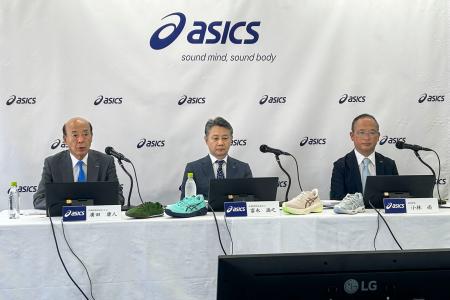　記者説明会を開いたアシックスの広田康人会長（左）ら＝１４日午後、神戸市
