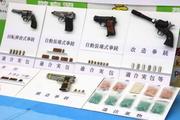 　ワゴン車内から見つかった拳銃と実弾など＝２５日午前、神奈川県警厚木署