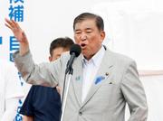 　街頭演説する自民党総裁の石破首相＝１３日午後、熊本県菊池市