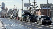 大雪の影響で渋滞する道路＝３０日午前９時１１分、岐阜市真砂町（撮影・坂井萌香）