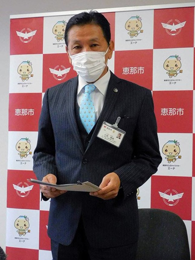 非常事態宣言の解除を発表する小坂喬峰市長＝２４日午前、恵那市役所
